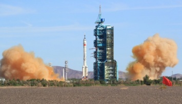 Китайский корабль с астронавтами состыковался с космической станцией «Тяньхэ»