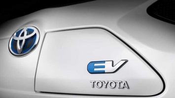 Toyota заявляет, что пока рано сосредотачиваться только на электромобилях