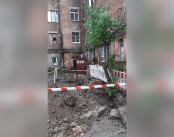 Возле многоэтажки на Гончара Горводоканал вырыл большую яму: начался оползень