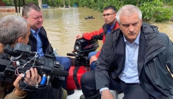 В оккупированном Крыму затопило Керчь, Аксенов плыл по улицам на лодке