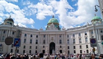 В Австрии отменяют комендантский час и ослабляют масочный режим