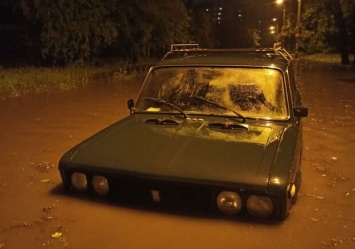 Затопленные дома и машины: последствия ливня в Днепре