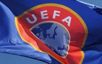 В УЕФА запретили футболистам убирать бутылки с продукцией спонсоров на пресс-конференциях