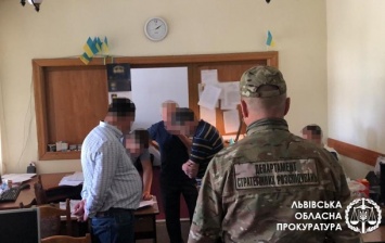Регулярные "откаты": во Львове задержан начальник отдела налоговой