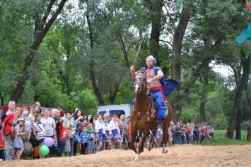 Творчество, игры и конный театр: на Луганщине прошел необычный этнический фестиваль (фото)