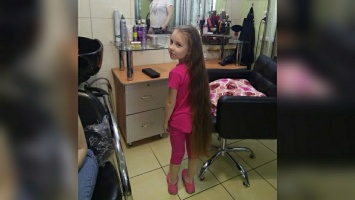 В Никополе маленькая девочка отдала свою косу на парики онкобольным детям