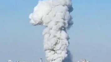 Раздаются взрывы: в Москве горит склад с пиротехникой (видео)