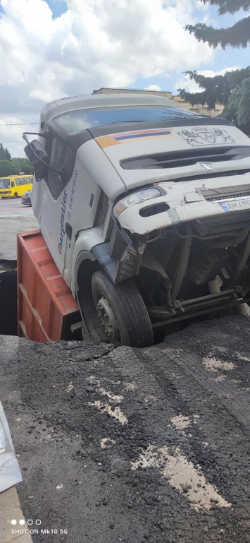 В центре Житомира грузовик провалился под землю по самую кабину. Фото