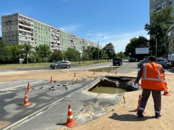 В Киеве снова прорвало трубу посреди улицы: проезд затопило, воды в домах не было, - ВИДЕО