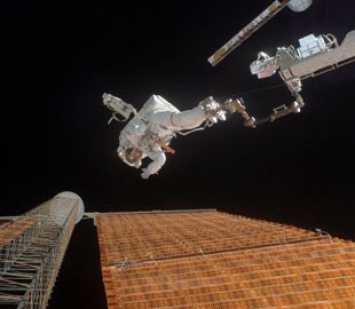Астронавты установили на МКС новую солнечную панель, - NASA