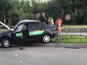 В городе Запорожской области в аварии смяло автомобиль такси