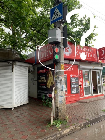 В Херсоне на Салюте не работает светофор для пешеходов (фотофакт)