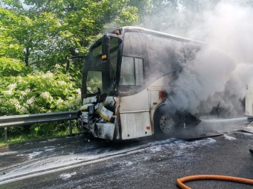 На Кубани столкнулись два автобуса с детьми. Один из них загорелся. Фото