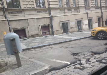 Страшно заезжать: в центре Днепра разваливается платная парковка