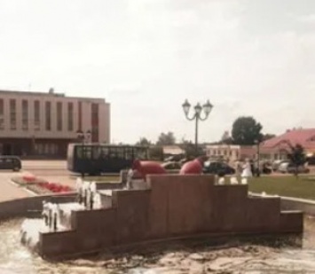 В Беларуси девушка погибла от удара током, пытаясь сделать фото в фонтане