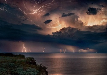 Двойная радуга, молнии и огненный закат: в Одессе заметили удивительные явления