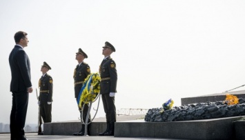 Зеленский возложил цветы к могиле Неизвестного солдата в Киеве