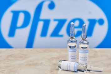 В Украине стартовала массовая COVID-вакцинации работников организаций вакциной Pfizer