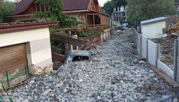 Ялтинский поселок «затонул» под кучами мусора и камней
