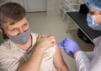 Вакцинация от COVID-19: на Днепропетровщине прививки сделали 22 тысячи педагогов