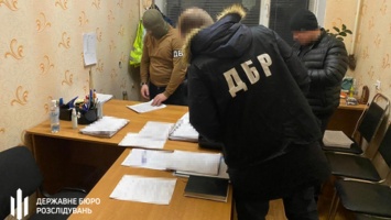 Бывшие полицейские из Днепра шантажировали мужчину и вымогали деньги за квартиру