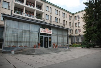 Будет многоэтажка: возле парка Шевченко снесут отель «Жовтневий»