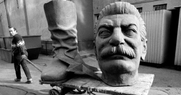 В РФ 56% опрошенных считают Сталина "великим вождем", в Украине - 16%