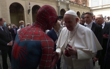 Папа Римский встретился с "Человеком-пауком"