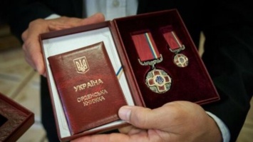 Зеленский наградил 12 военных орденами и медалями