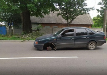 Выкатилось на встречку: в Полтаве у авто на ходу отпало колесо