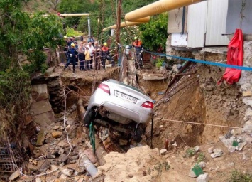 В Кореизе спасатели достали из завалов автомобили