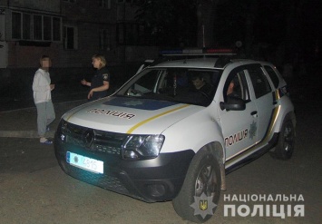 Юная киевлянка стала жертвой грабителя в подъезде собственного дома
