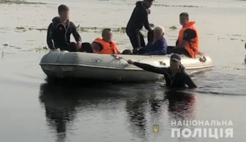 Полицейские Киевщины разыскали пропавшего рыбака, которого унесло в море более чем на 10 километров