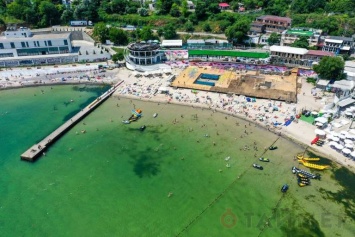 Пора цветения: в морской воде на пляжах Одессы бурно размножаются водоросли