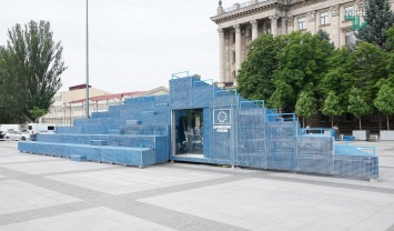 Голубой "мавзолей" на серой площади. В Николаеве начал работу Мобильный павильон House of Europe (ФОТО и ВИДЕО)