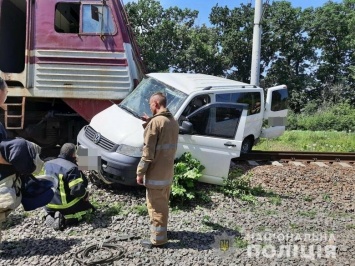 ДТП с поездом на Харьковщине: полиция выясняет обстоятельства столкновения с микроавтобусом, - ФОТО