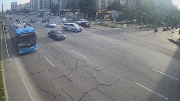 В Днепре на Набережной Победы ВАЗ столкнулся с Daewoo и отлетел на отбойник: видео момента