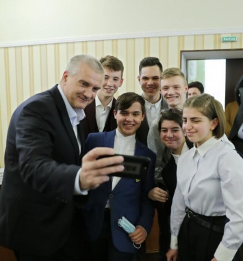Молодые люди активно участвуют в реализации важных для России и Крыма проектов, - Сергей Аксенов