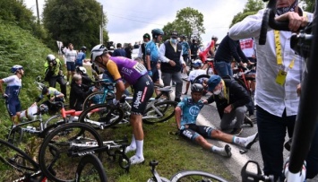 Женщина с плакатом спровоцировала массовую аварию на Тур де Франс