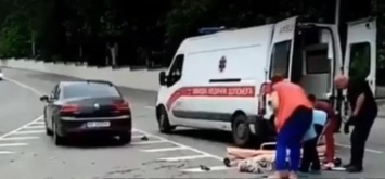 В Мелитополе сбили мужчину: лежал на дороге недвижимо (видео)