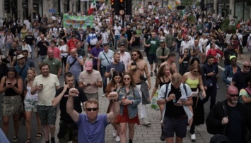 В Лондоне тысячи людей протестовали из-за карантина, есть задержанные