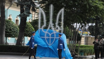 Возле Рады установили «Тризуб» и подняли флаг Украины