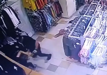 Жесть: в Запорожье в магазине мужчина сильно избил бывшую девушку