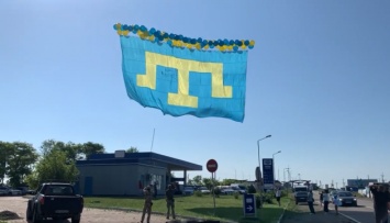 Крымскотатарский флаг запустили в небо над оккупированным полуостровом
