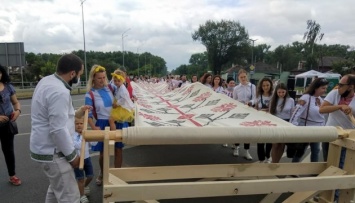 В Чернигове развернули 200-метровый рушник и зафиксировали национальный рекорд