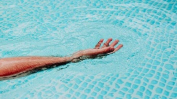 Отдыхающий из Каховского района повредил позвоночник, неудачно прыгнув в бассейн