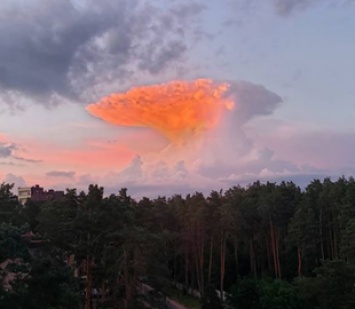 В соцсетях постят фотографии "атомного облака" из Киева. Укргидрометцентр объяснил, что это такое