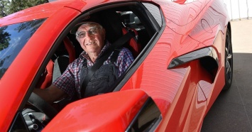 87-летний пенсионер купил спорткар для поездок за продуктами