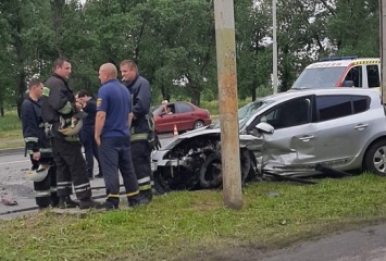 На Днепровской два автомобиля от столкновения разбились в лепешку