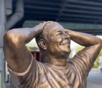 В США установили бронзовую статую Илона Маска - ее сравнили с общественным туалетом